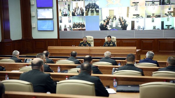 Министр обороны Закир Гасанов провел совещание с участием командующих разными видами войск и начальников управлений ведомства - Sputnik Азербайджан