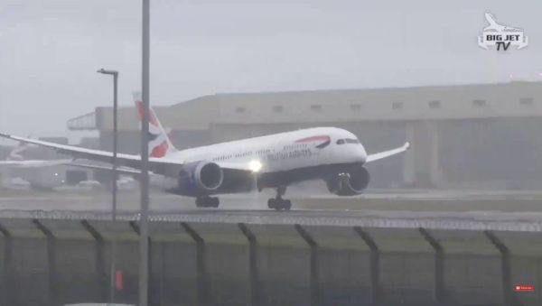 Сильный ветер снес самолет во время посадки   - Sputnik Азербайджан