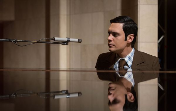 Представлены первые фотографии со съемок сериала «Магомаев», посвящённом легендарному азербайджанскому исполнителю, народному артисту СССР Муслиму Магомаеву, который будет представлен на российском Первом канале - Sputnik Азербайджан
