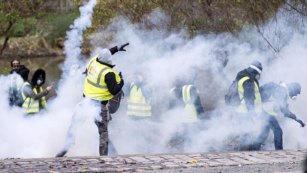 Демонстрант бросает дымовую гранату в ОМОН во время демонстрации протестующих Желтые жилеты (Gilets jaunes) в Нант, западная Франция Демонстрант бросает дымовую гранату в ОМОН во время демонстрации протестующих Желтые жилеты (Gilets jaunes) в Нант, западная Франция - Sputnik Азербайджан