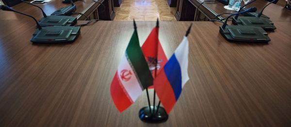 Флаги Ирана и России - Sputnik Азербайджан