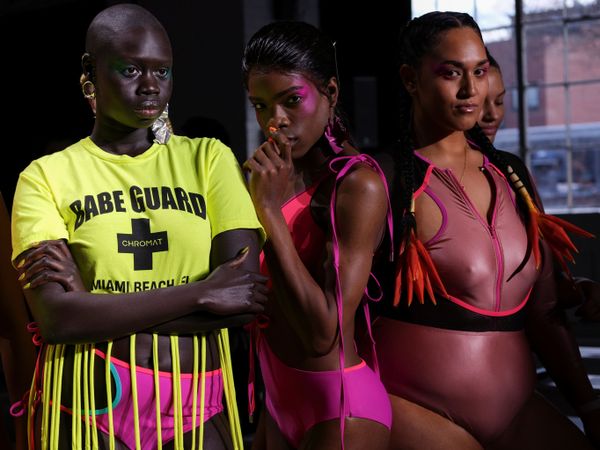 Модели перед показом Chromat в рамках Недели моды в Нью-Йорке - Sputnik Азербайджан