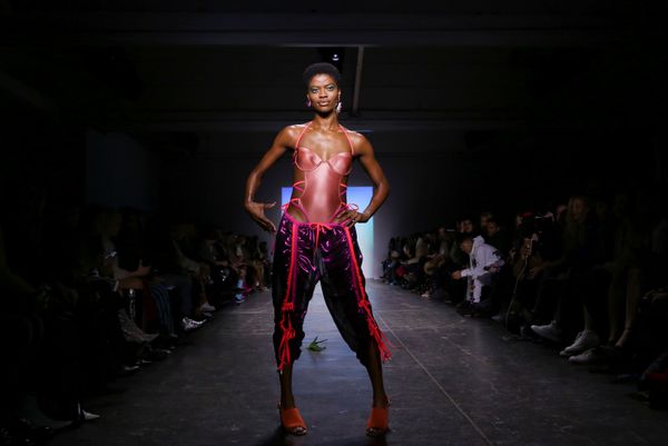 Модель на показе Chromat в рамках Недели моды в Нью-Йорке - Sputnik Азербайджан