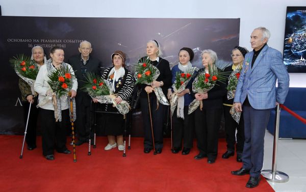 В кинотеатре премиум класса CinemaPlus в Gənclik Mall прошло мероприятие, посвященное 75-летию снятия блокады Ленинграда - Sputnik Азербайджан