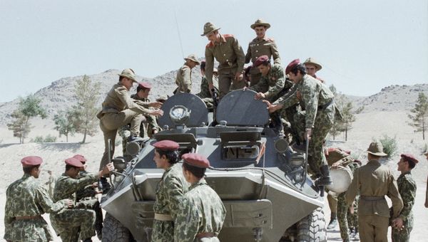 Советские воины показывают свою боевую технику афганским десантникам. - Sputnik Азербайджан