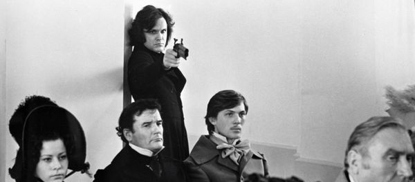 Николай Еременко младший (стоит) в главной роли в фильме Красное и черное по роману Стендаля - Sputnik Азербайджан