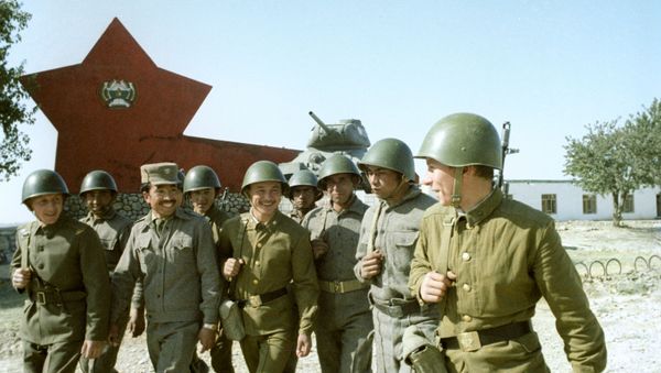 Советские и афганские воины после совместных занятий - Sputnik Азербайджан