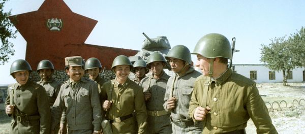 Советские и афганские воины после совместных занятий - Sputnik Азербайджан