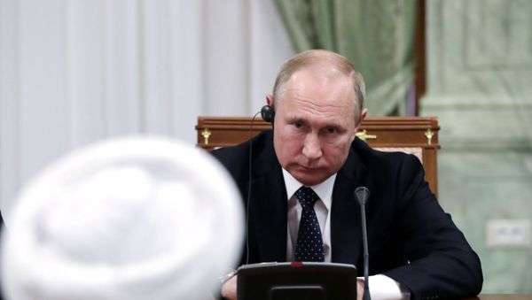 Президент РФ Владимир Путин во время беседы с президентом Исламской Республики Иран Хасаном Рухани - Sputnik Азербайджан