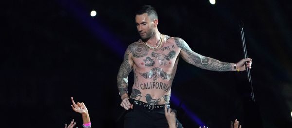 Ведущий вокалист Maroon 5 Адам Левин выступает во время перерывов шоу Super Bowl LIII между «Патриотами Новой Англии» и «Лос-Анджелес Рэмс» на стадионе «Мерседес-Бенц» в Атланте, штат Джорджия, 3 февраля 2019 года - Sputnik Азербайджан