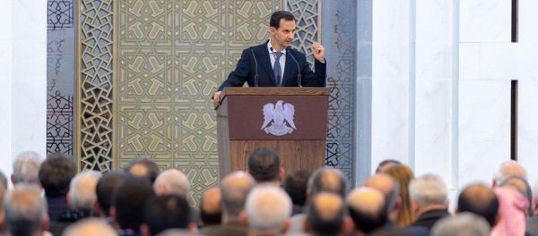 Президент Сирии Башар Асад выступает во время встречи с главами местных советов в Дамаске, Сирия - Sputnik Азербайджан