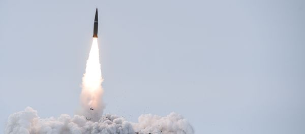 Пуск баллистической ракеты оперативно-тактического ракетного комплекса (ОТРК) Искандер-М  - Sputnik Азербайджан