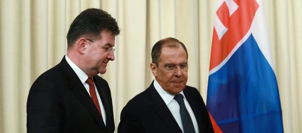 Министр иностранных дел РФ Сергей Лавров (справа) и министр иностранных дел Словакии Мирослав Лайчак во время встречи в Москве - Sputnik Азербайджан