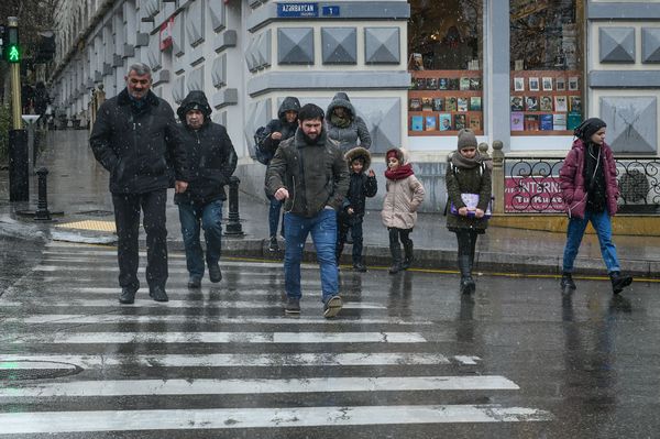 Первый мокрый снег в Баку - Sputnik Азербайджан