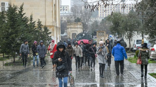 Первый мокрый снег в Баку - Sputnik Азербайджан