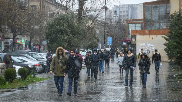 Первый мокрый снег в Баку - Sputnik Азербайджан