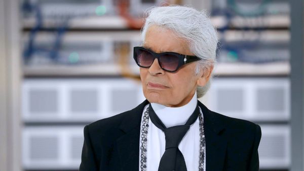 Карл Лагерфельд в финале показа Chanel весна-лето 2017 - Sputnik Азербайджан