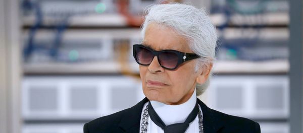 Карл Лагерфельд в финале показа Chanel весна-лето 2017 - Sputnik Азербайджан