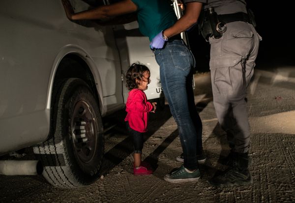 Снимок Crying Girl on the Border фотографа John Moore, ставший номинантом конкурса World Press Photo 2019  - Sputnik Азербайджан