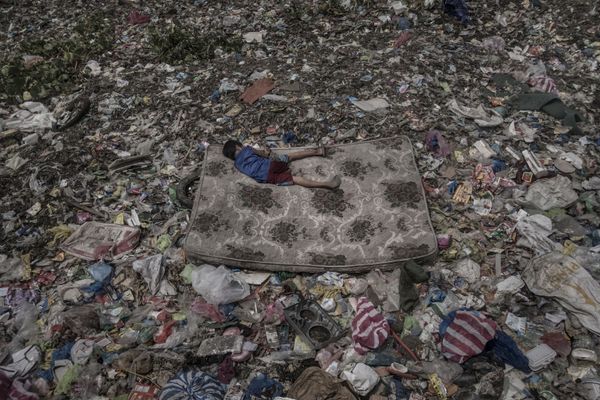 Снимок Living Among What's Left Behind фотографа Mario Cruz, ставший номинантом в категории Environment конкурса World Press Photo 2019 - Sputnik Азербайджан