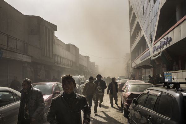 Снимок из серии Ambulance Bomb фотографа Andrew Quilty, ставший номинантом в категории Spot News Stories конкурса World Press Photo 2019 - Sputnik Азербайджан