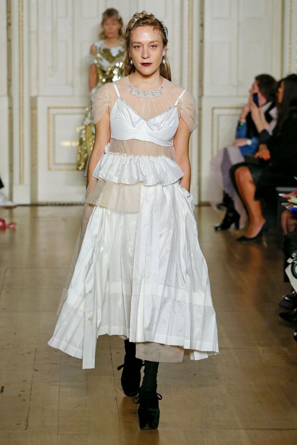 Американская актриса Хлое Севиньи на показе Simone Rocha осень-зима 2019 - Sputnik Азербайджан