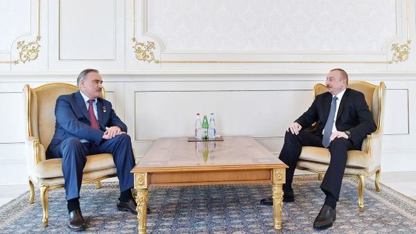 Президент Азербайджана Ильхам Алиев принял Героя Советского Союза, генерал-лейтенанта Руслана Аушева - Sputnik Азербайджан