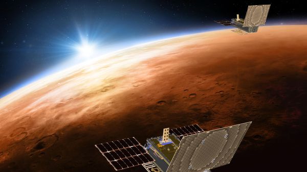 Иллюстрация NASA c изображением двух космических кораблей проекта Mars Cube One, летящих над Марсом - Sputnik Азербайджан