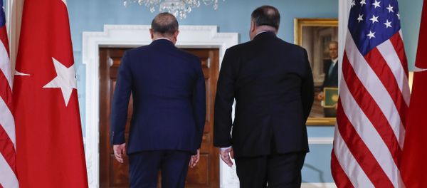 Государственный секретарь США Майк Помпео и министр иностранных дел Турции Мевлют Чавушоглу возвращаются после встречи с представителями СМИ - Sputnik Азербайджан
