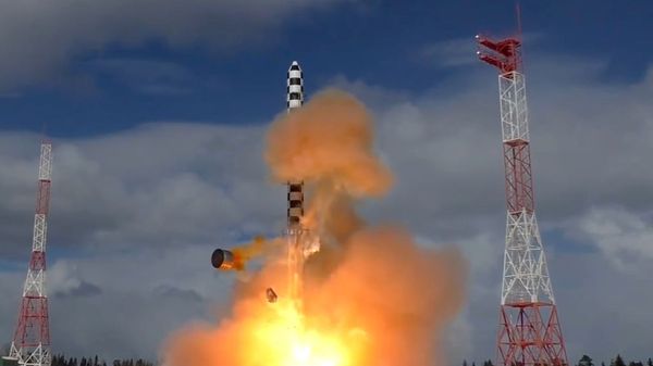 Запуск ракеты Сармат с космодрома Плесецк - Sputnik Азербайджан