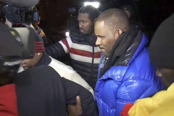 В Чикаго арестован R. Kelly: популярный певец обвиняется в изнасилованиях - Sputnik Азербайджан