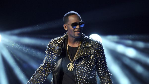 Р. Келли выступает на BET Awards в Лос-Анджелесе - Sputnik Азербайджан