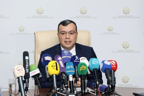 Министр труда пояснил, кому и на сколько увеличили пособия в Азербайджане - Sputnik Азербайджан
