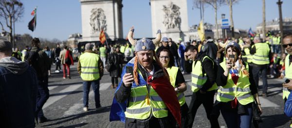 Протестующие в желтых жилетах собираются у Триумфальной арки в Париже, Франция - Sputnik Азербайджан