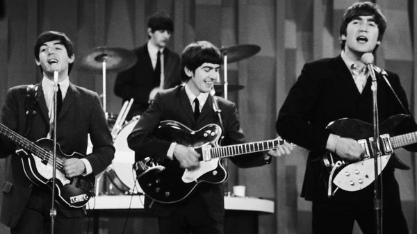 Британская рок-группа The Beatles во время выступления, 1964 год - Sputnik Азербайджан