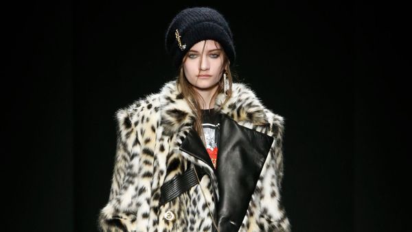 Показ Versace осень-зима 2019 - Sputnik Азербайджан