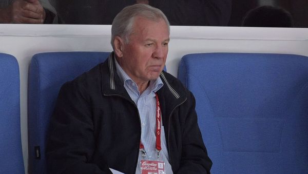 Хоккеист, тренер и спортивный комментатор Борис Майоров на зрительской трибуне во время матча регулярного чемпионата Континентальной хоккейной лиги между ХК Спартак (Москва) и ХК Автомобилист (Екатеринбург) - Sputnik Азербайджан