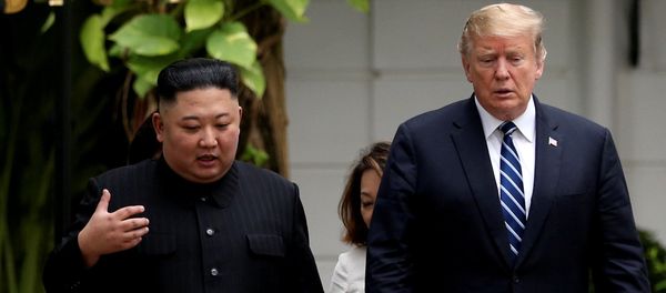 Президент США Дональд Трамп и лидер КНДР Ким Чен Ын Во время встречи в Ханое - Sputnik Азербайджан