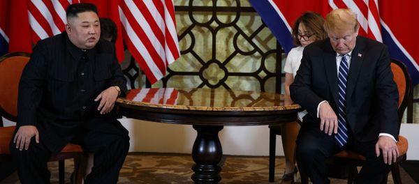 Президент США Дональд Трамп и лидер КНДР Ким Чен Ын Во время встречи в Ханое Президент США Дональд Трамп и лидер КНДР Ким Чен Ын Во время встречи в Ханое - Sputnik Азербайджан