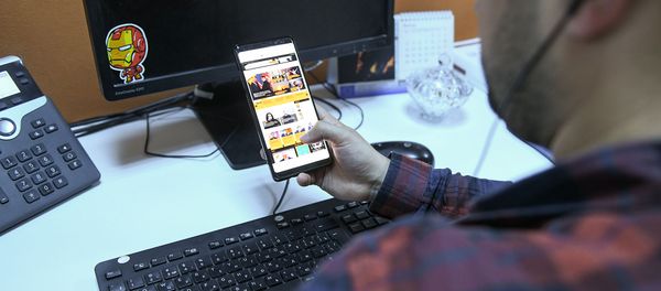 Мужчина читает новости с телефона - Sputnik Азербайджан
