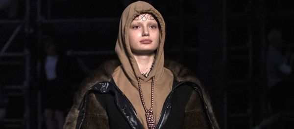 Модель на показе коллекции Burberry осень-зима 2019 в скандальной толстовке  - Sputnik Азербайджан