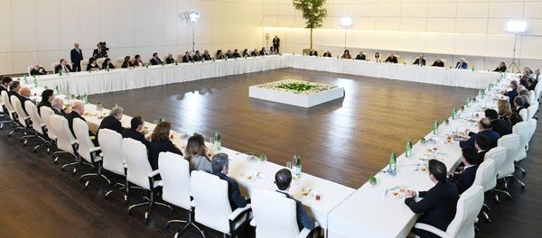 Президент Ильхам Алиев и первая леди Мехрибан Алиева встретились с группой деятелей культуры и искусства - Sputnik Азербайджан