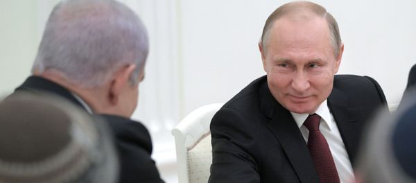 Президент РФ Владимир Путин и премьер-министр Государства Израиль Биньямин Нетаньяху (слева) во время встречи - Sputnik Азербайджан