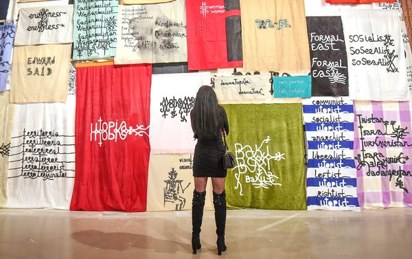 Персональная выставка художника и поэта Баби Бадалова “ZARA Tustra” в Центре современного искусства YARAT - Sputnik Азербайджан