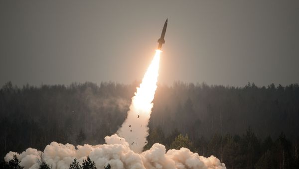 Показательный пуск ракеты из тактического комплекса Точка-У на полигоне Луга в Ленинградской области - Sputnik Азербайджан