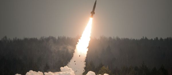 Показательный пуск ракеты из тактического комплекса Точка-У на полигоне Луга в Ленинградской области - Sputnik Азербайджан