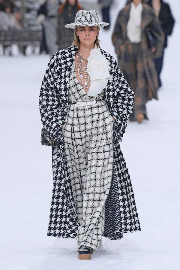 Модель Кара Делевинь на показе Chanel осень-зима 2019 - Sputnik Азербайджан