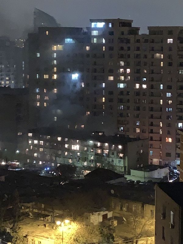 В жилом доме в Баку вспыхнул пожар - фото, видео - Sputnik Азербайджан