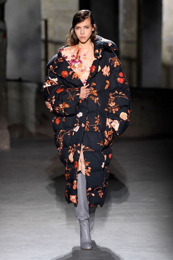 Показ Dries Van Noten осень-зима 2019 - Sputnik Азербайджан