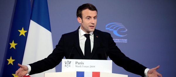 Президент Франции Эммануэль Макрон выступает с речью на заключительном заседании Колледжа разведки в Европе - Sputnik Азербайджан